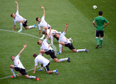 欧洲杯搞笑瞬间：德国队跳集体舞 瞌睡球迷抢镜