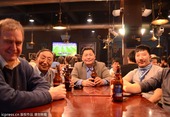 高清：蒙古球迷也看欧洲杯 酒吧围坐女球迷羞涩