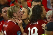 图赏欧洲杯第9日:捷克大将吻爱妻 波兰球迷绝望