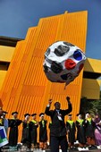 高清：欧洲杯全球共欢乐 印尼学生用足球庆毕业