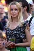 高清：乌克兰万人涌入球迷公园 豹纹装美女抢眼