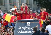 高清：西班牙队举行冠军游行 上万球迷夹道欢迎