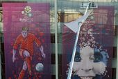 高清：华沙结束欧洲杯使命 巨幅海报被工人拆除